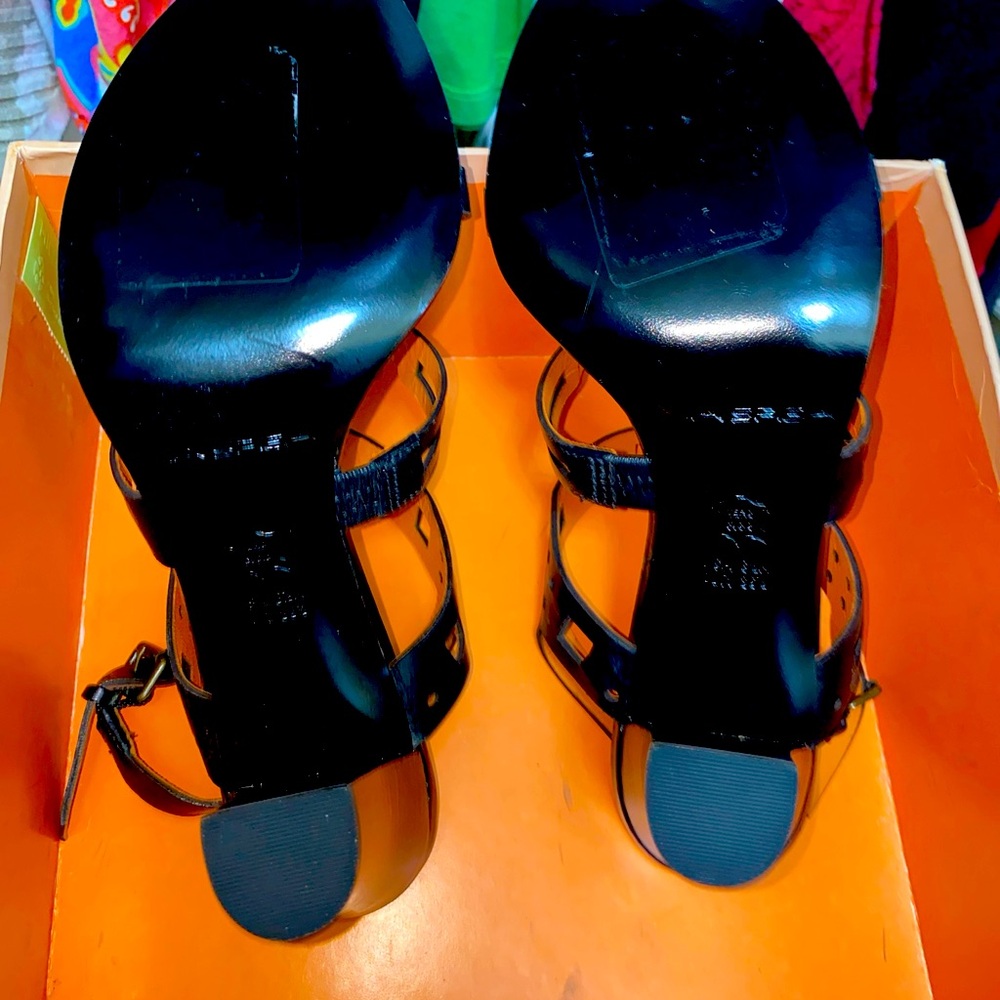 Beautiful shoes never worn, new in the box